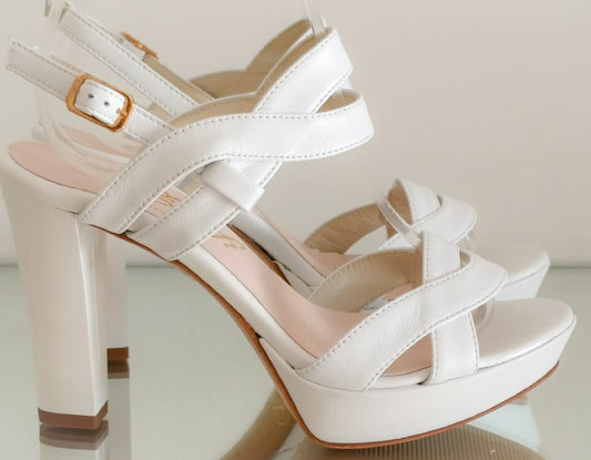 Comfortable Sandals To Inspire Your Wardrobe_Woman Leather white Sandal