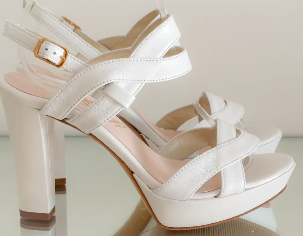 Comfortable Sandals To Inspire Your Wardrobe_Woman Leather white Sandal